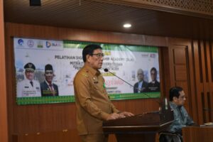 Plt Sekretaris Daerah Aceh, Drs. Muhammad Diwarsyah, M,Si, memberi sambutan sekaligus membuka secara resmi kegiatan pelatihan Digital Leadership academy mitra tsinghua university dan pemerintah provinsi aceh tahun 2024 di gedung serbaguna setda Aceh, Senin, 21/10/2024