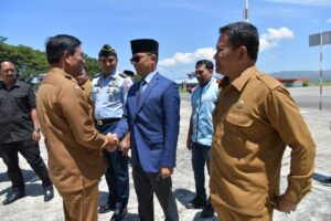 Plh Sekda Aceh, Drs. Muhammad Diwarsyah M.Si, didampingi Kepala Biro Administrasi Pimpinan Setda Aceh, Akkar Arafat, menyambut kehadiran Menteri Luar Negeri Indonesia, Sugiono, di Bandara Sultan Iskandar Muda Blang Bintang Aceh Besar, Selasa (22/10/2024).