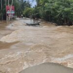 Akses jalan yang terputus akibat banjir di Desa Rambong Payong Teunom Aceh Jaya, Minggu (17/11/2024). Foto : RRI