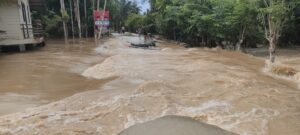 Akses jalan yang terputus akibat banjir di Desa Rambong Payong Teunom Aceh Jaya, Minggu (17/11/2024). Foto : RRI