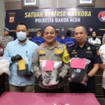 Tersangka dan barang bukti sabu saat dihadirkan dalam konfrensi pers.(Foto: IST)