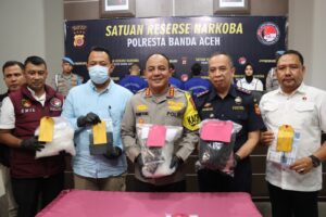 Tersangka dan barang bukti sabu saat dihadirkan dalam konfrensi pers.(Foto: IST)