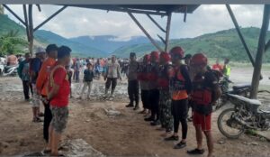 Tim gabungan Basarnas, TNI-Polri, BPBD, relawan bersama masyarakat saat hendak melakukan pencarian terhadap korban atau penumpang yang terbalik dari perahu Robin dikawasan sungai Alas dikecamatan Leuser.(Foto IST)