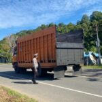 Polres Aceh Jaya saat melaksanakan pengaturan lalu lintas di depan Pos Pelayanan Nataru, jalan lintas Banda Aceh-Meulaboh, pada Kamis (26/12). Foto: Polres Aceh Jaya.