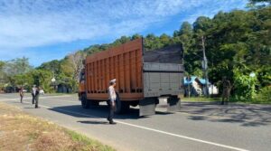 Polres Aceh Jaya saat melaksanakan pengaturan lalu lintas di depan Pos Pelayanan Nataru, jalan lintas Banda Aceh-Meulaboh, pada Kamis (26/12). Foto: Polres Aceh Jaya.