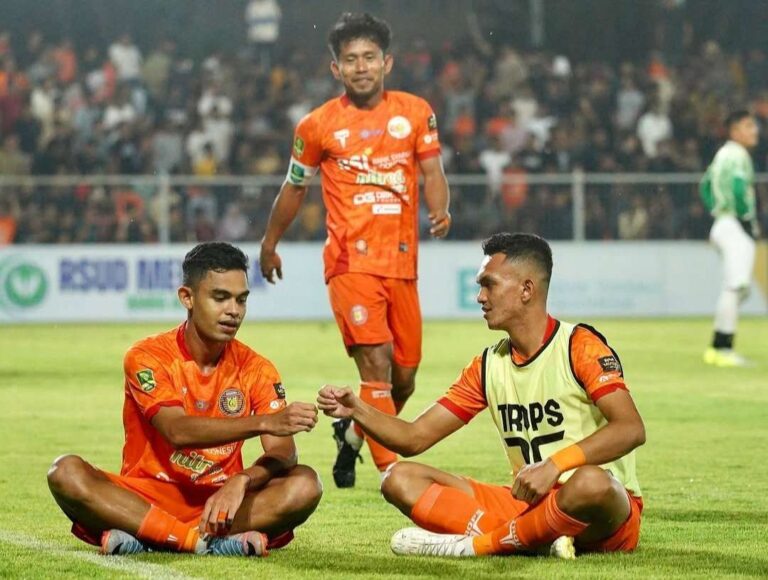 Selebrasi pemain Persiraja Banda Aceh usai mencetak gol ke gawang Persikota Tangerang, dalam laga Liga 2 di Stadion H Dimurthala, Lampineung, Banda Aceh, Jum'at (20/12/2024) malam.(Foto: Instagram @persiraja_official)