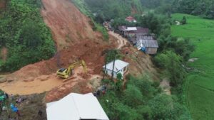 Material longsor menutup akses jalan di Mamuju Sulawesi Barat.(Foto: BNPB)