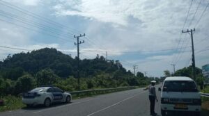 Personel Satlantas Polres Aceh Jaya saat menyampaikan imbauan keamanan kepada para pengendara di wilayah Kabupaten setempat, pada Senin (30/12). Foto: Polres Aceh Jaya.