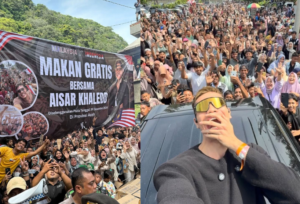 Aisar Khaledd mengadakan makan gratis bersama masyarakat Aceh Minggu (29/12/2024). Foto: Instagram/aisar_khaledd)