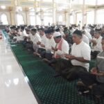 Warga Simeulue, larut dalam kegiatan Tabligh dan Doa Bersama, Peringatan 20 Tahun Smong (Tsunami) Aceh, yang digelar di Mesjid Tgk Khalilullah. Kamis (26/122024). Foto: Ahmadi/MC Aceh