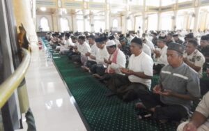 Warga Simeulue, larut dalam kegiatan Tabligh dan Doa Bersama, Peringatan 20 Tahun Smong (Tsunami) Aceh, yang digelar di Mesjid Tgk Khalilullah. Kamis (26/122024). Foto: Ahmadi/MC Aceh