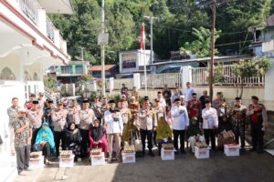 Penyaluran paket sembako ini merupakan kegiatan rutin Polres Aceh Tengah setiap hari Jumat dalam Program Jumat Barokah. Foto: istimewa