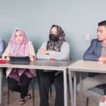 Maya Widar Wati (dua dari kanan pakai masker), kakak kandung SL (tersangka asusila) didampingi tim kuasa hukum dari Kantor Law Firm Yusi Muharnina, S.H., CPCLE & Partners, sedang menyampaikan keterangannya kepada sejumlah wartawan liputan Kabupaten Bireuen di sebuah café setempat, Senin (30/12/2024) sore. (Foto: Suryadi/Kabar Bireuen)