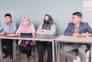 Maya Widar Wati (dua dari kanan pakai masker), kakak kandung SL (tersangka asusila) didampingi tim kuasa hukum dari Kantor Law Firm Yusi Muharnina, S.H., CPCLE & Partners, sedang menyampaikan keterangannya kepada sejumlah wartawan liputan Kabupaten Bireuen di sebuah café setempat, Senin (30/12/2024) sore. (Foto: Suryadi/Kabar Bireuen)