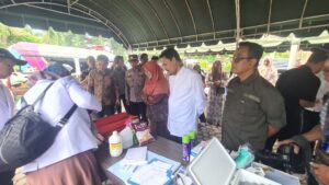 Pemerintah Aceh melalui Dinas Peternakan Aceh hari ini meluncuran Klinik Kesehatan Hewan dan Dokter Hewan Masuk Gampong di Gampong Geuceu Komplek, mendapat apresiasi dari masyarakat pecinta hewan, Jum'at (6/12/2024). Foto: Biro Adpim