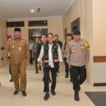 Penjabat Gubernur Aceh, Dr. H. Safrizal ZA, M.Si., menjemput kedatangan Menteri Lingkungan Hidup dan Kehutanan RI, Raja Juli Antoni, di Bandara Sultan Iskandar Muda (SIM) Blang Bintang Aceh Besar, Kamis 19/12/2024. Foto: Biro Adpim