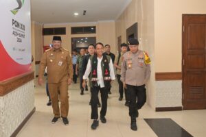 Penjabat Gubernur Aceh, Dr. H. Safrizal ZA, M.Si., menjemput kedatangan Menteri Lingkungan Hidup dan Kehutanan RI, Raja Juli Antoni, di Bandara Sultan Iskandar Muda (SIM) Blang Bintang Aceh Besar, Kamis 19/12/2024. Foto: Biro Adpim