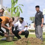 Pj Gubernur Aceh Dr. H. Safrizal ZA, M.Si bersama Plt Kajati Aceh Muhibuddin, Rektor USK Prof Marwan dan Rektor UIN Ar Raniry Prof Mujiburrahman, melakukan penanaman pohon jeumpa dan seulanga dalam program Tanam Hijaukan Nanggroe atau Tahiroe dalam rangk peringatan 20 Tahun Tsunami Aceh, di Halaman Masjid Raya Baiturrahman, Minggu, (22/12/2024). Foto: Biro Adpim