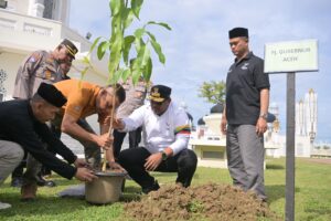 Pj Gubernur Aceh Dr. H. Safrizal ZA, M.Si bersama Plt Kajati Aceh Muhibuddin, Rektor USK Prof Marwan dan Rektor UIN Ar Raniry Prof Mujiburrahman, melakukan penanaman pohon jeumpa dan seulanga dalam program Tanam Hijaukan Nanggroe atau Tahiroe dalam rangk peringatan 20 Tahun Tsunami Aceh, di Halaman Masjid Raya Baiturrahman, Minggu, (22/12/2024). Foto: Biro Adpim