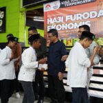 PT Pembangunan Aceh (PEMA) mengadakan kegiatan berbagi dengan mengajak 50 anak yatim untuk berbelanja pakaian dan makan bersama. Acara ini dipimpin langsung oleh Direktur Umum dan Keuangan PT PEMA, Lukman Age, di Matahari Store Plaza Aceh.