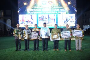 Pj Gubernur Aceh, Dr. H. Safrizal ZA, M.Si, menghadiri acara syukuran Hari Ulang Tahun (HUT) Kodam Iskandar Muda ke-68 yang digelar di Lapangan Sanggamara Makodam IM, Minggu (22/12/2024) malam. Foto: Biro Adpim