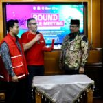 Pj Gubernur Aceh, Dr. H. Safrizal ZA, M. Si memandu pertemuan diskusi tentang pembangunan Aceh pasca 20 tahun tsunami dengan berbagai tokoh internasional dan nasional dalam acara Aceh Internasional Forum, di Pendopo Gubernur Aceh, Senin, (23/12/2024) . Foto: Biro Adpim