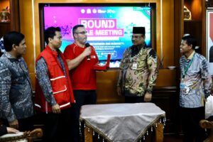 Pj Gubernur Aceh, Dr. H. Safrizal ZA, M. Si memandu pertemuan diskusi tentang pembangunan Aceh pasca 20 tahun tsunami dengan berbagai tokoh internasional dan nasional dalam acara Aceh Internasional Forum, di Pendopo Gubernur Aceh, Senin, (23/12/2024) . Foto: Biro Adpim