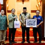 Pj Gubernur Aceh, Dr. H. Safrizal ZA, M. Si Pertemuan dengan Medical Relief Society (MERCY) Malaysia di ruang tengah pendopo Gubernur Aceh, Senin, (23/12/2024) . Foto: Biro Adpim