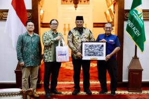 Pj Gubernur Aceh, Dr. H. Safrizal ZA, M. Si Pertemuan dengan Medical Relief Society (MERCY) Malaysia di ruang tengah pendopo Gubernur Aceh, Senin, (23/12/2024) . Foto: Biro Adpim