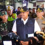 Penjabat Gubernur Aceh, Dr. H. Safrizal ZA, M.Si, bersama unsur Forkopimda Aceh, meninjau pengamanan malam Natal di beberapa titik di Banda Aceh, Selasa 24/12/2024 .Foto: Biro Adpim