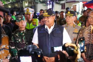 Penjabat Gubernur Aceh, Dr. H. Safrizal ZA, M.Si, bersama unsur Forkopimda Aceh, meninjau pengamanan malam Natal di beberapa titik di Banda Aceh, Selasa 24/12/2024 .Foto: Biro Adpim