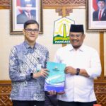 Penjabat Gubernur Aceh, Dr. H. Safrizal ZA, M.Si, menyerahkan SK Direktur PT. Bank Perekonomian Rakyat Syariah Mustaqim Aceh Persero, Jumat, 27/12/2024. Foto: Biro Adpim