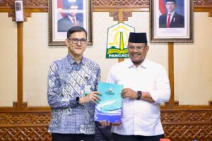 Penjabat Gubernur Aceh, Dr. H. Safrizal ZA, M.Si, menyerahkan SK Direktur PT. Bank Perekonomian Rakyat Syariah Mustaqim Aceh Persero, Jumat, 27/12/2024. Foto: Biro Adpim