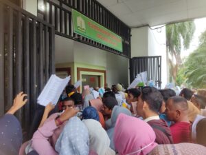 Ratusan masyarakat Aceh mendatangi kantor Gubernur Aceh pada Senin pagi (30/12/2024)