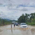 Kendaraan melintasi banjir di Gampong Kupula, Kecamatan Padang Tiji, Pidie, pada Senin (30/12). Foto: Infoaceh.net