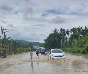 Kendaraan melintasi banjir di Gampong Kupula, Kecamatan Padang Tiji, Pidie, pada Senin (30/12). Foto: Infoaceh.net