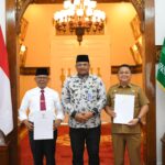 Pj Gubernur Aceh, Dr. H. Safrizal ZA, M.Si, secara resmi menyerahkan Surat Keputusan (SK) perpanjangan masa jabatan Penjabat Bupati Aceh Tamiang, Drs. Asra, dan Penjabat Bupati Aceh Jaya, Dr. A. Murtala, M.Si, pada Selasa, 31 Desember 2024. Foto: Biro Adpim