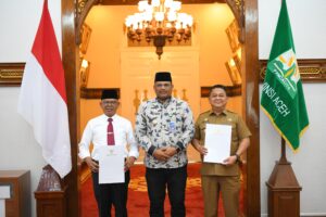 Pj Gubernur Aceh, Dr. H. Safrizal ZA, M.Si, secara resmi menyerahkan Surat Keputusan (SK) perpanjangan masa jabatan Penjabat Bupati Aceh Tamiang, Drs. Asra, dan Penjabat Bupati Aceh Jaya, Dr. A. Murtala, M.Si, pada Selasa, 31 Desember 2024. Foto: Biro Adpim