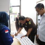 BNN Kota Banda Aceh saat melakukan deteksi dini berupa tes urine terhadap para pegawai Kejaksaan Negeri Banda Aceh, di Kantor Kejaksaan Negeri Banda Aceh, Senin (16/12/2024). (Foto: istimewa)