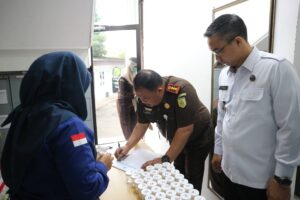 BNN Kota Banda Aceh saat melakukan deteksi dini berupa tes urine terhadap para pegawai Kejaksaan Negeri Banda Aceh, di Kantor Kejaksaan Negeri Banda Aceh, Senin (16/12/2024). (Foto: istimewa)