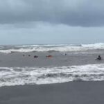 Proses evakuasi tiga wisatawan terseret arus di Palung Pantai Parangtritis, Bantul, Kamis (26/12/2024). Beruntung ketiganya berhasil diselamatkan petugas. Foto: Humas Polres Bantul