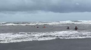 Proses evakuasi tiga wisatawan terseret arus di Palung Pantai Parangtritis, Bantul, Kamis (26/12/2024). Beruntung ketiganya berhasil diselamatkan petugas. Foto: Humas Polres Bantul