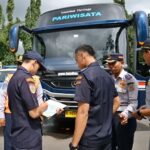 Petugas Kementerian Perhubungan saat melakukan ramp check kepada bus pariwisata di Candi Prambanan, Yogyakarta, Sabtu (28/12/2024). Ramp Check adalah kegiatan pemeriksaan kondisi kendaraan dan perlengkapannya untuk memastikan keselamatan, keamanan, dan kenyamanan. Foto: Kemenhub