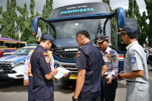 Petugas Kementerian Perhubungan saat melakukan ramp check kepada bus pariwisata di Candi Prambanan, Yogyakarta, Sabtu (28/12/2024). Ramp Check adalah kegiatan pemeriksaan kondisi kendaraan dan perlengkapannya untuk memastikan keselamatan, keamanan, dan kenyamanan. Foto: Kemenhub