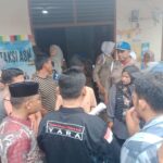 Puluhan peserta seleksi PPPK Kota Subulussalam dan tenaga bakti kesehatan Kota Subulussalam mendatangi kantor Badan Kepegawaian dan Pengembangan Sumber Daya Manusia (BKPSDM), Kota Subulussalam, Kamis, 19 Desember 2024. Foto: Humas YARA.