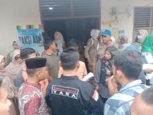 Puluhan peserta seleksi PPPK Kota Subulussalam dan tenaga bakti kesehatan Kota Subulussalam mendatangi kantor Badan Kepegawaian dan Pengembangan Sumber Daya Manusia (BKPSDM), Kota Subulussalam, Kamis, 19 Desember 2024. Foto: Humas YARA.