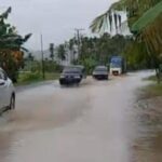 Ruas jalan negara d kawasan Blang Putek, di Gampong Keupula Tanjong, Kecamatan Padang Tiji, Pidie, Senin (30/12/2024), digenangi banjir. Foto: SerambiNews