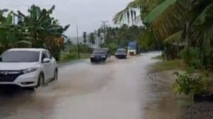 Ruas jalan negara d kawasan Blang Putek, di Gampong Keupula Tanjong, Kecamatan Padang Tiji, Pidie, Senin (30/12/2024), digenangi banjir. Foto: SerambiNews