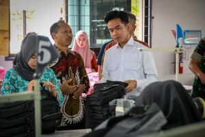 Wapres Gibran Rakabuming berkunjung ke pabrik CV Trackerindo Anugerah Sejahtera di Niru Wetan, Ngadirojo Kidul, Kecamatan Ngadirojo, Kabupaten Wonogiri, Jawa Tengah, Jumat (27/12/2024). Foto: Setwapres RI