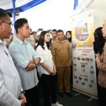 Wapres Gibran Rakabuming saat meninjau bursa kerja di Festival Vokasi Balai Besar Pelatihan Vokasi dan Produktivitas (BBPVP) Medan, Senin (23/12/2024) di Medan, Sumatera Utara. (Foto: Setwapres RI)